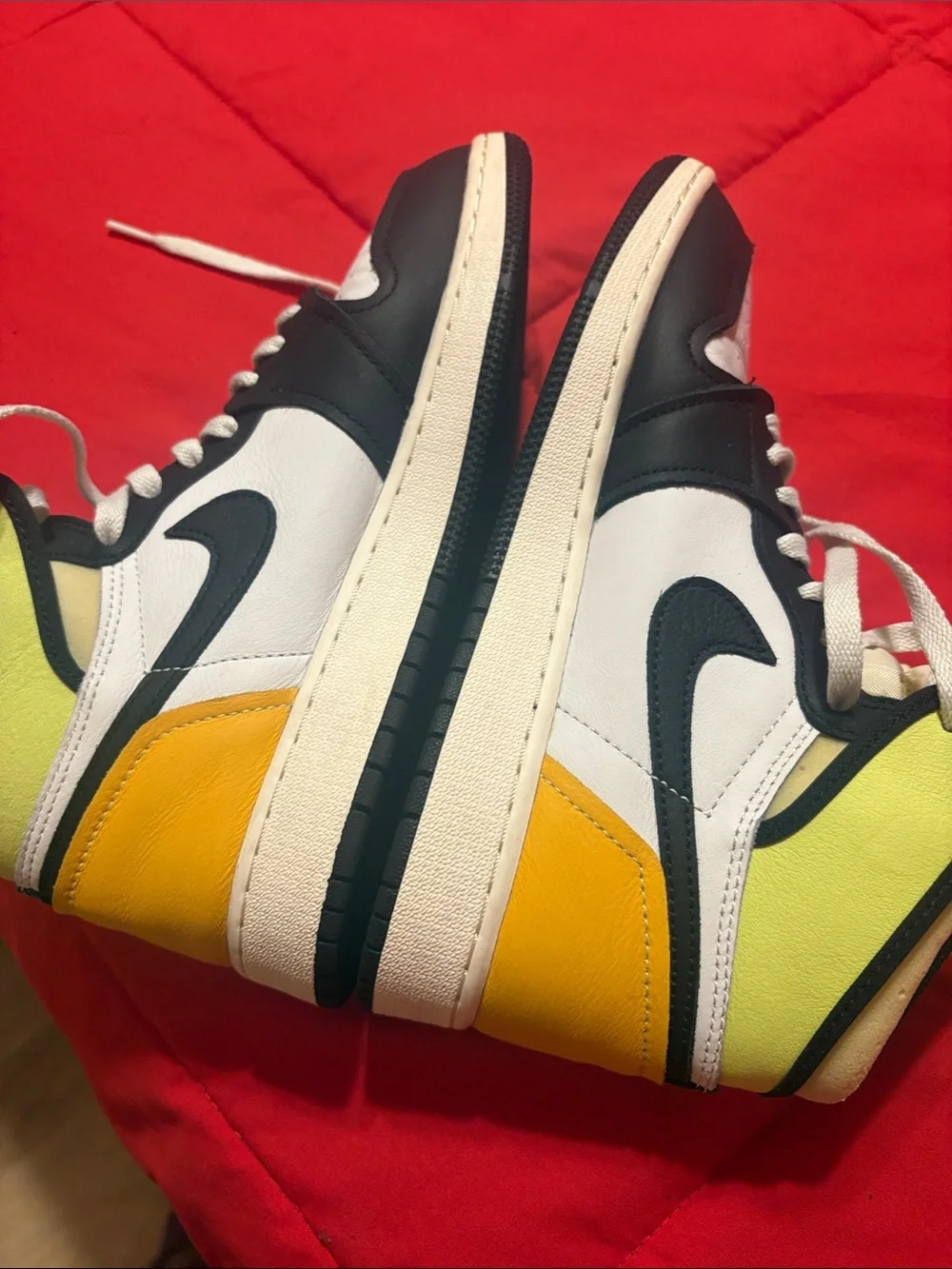 Jordan 1 white black volt university Gold size 7y